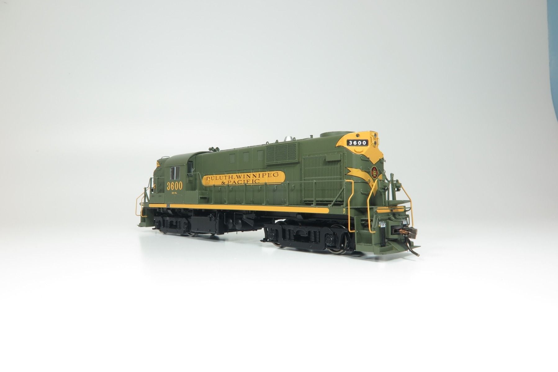 HO RS-11 (DC/Silent): Duluth, Winnipeg & Pacific - Delivery: #3603