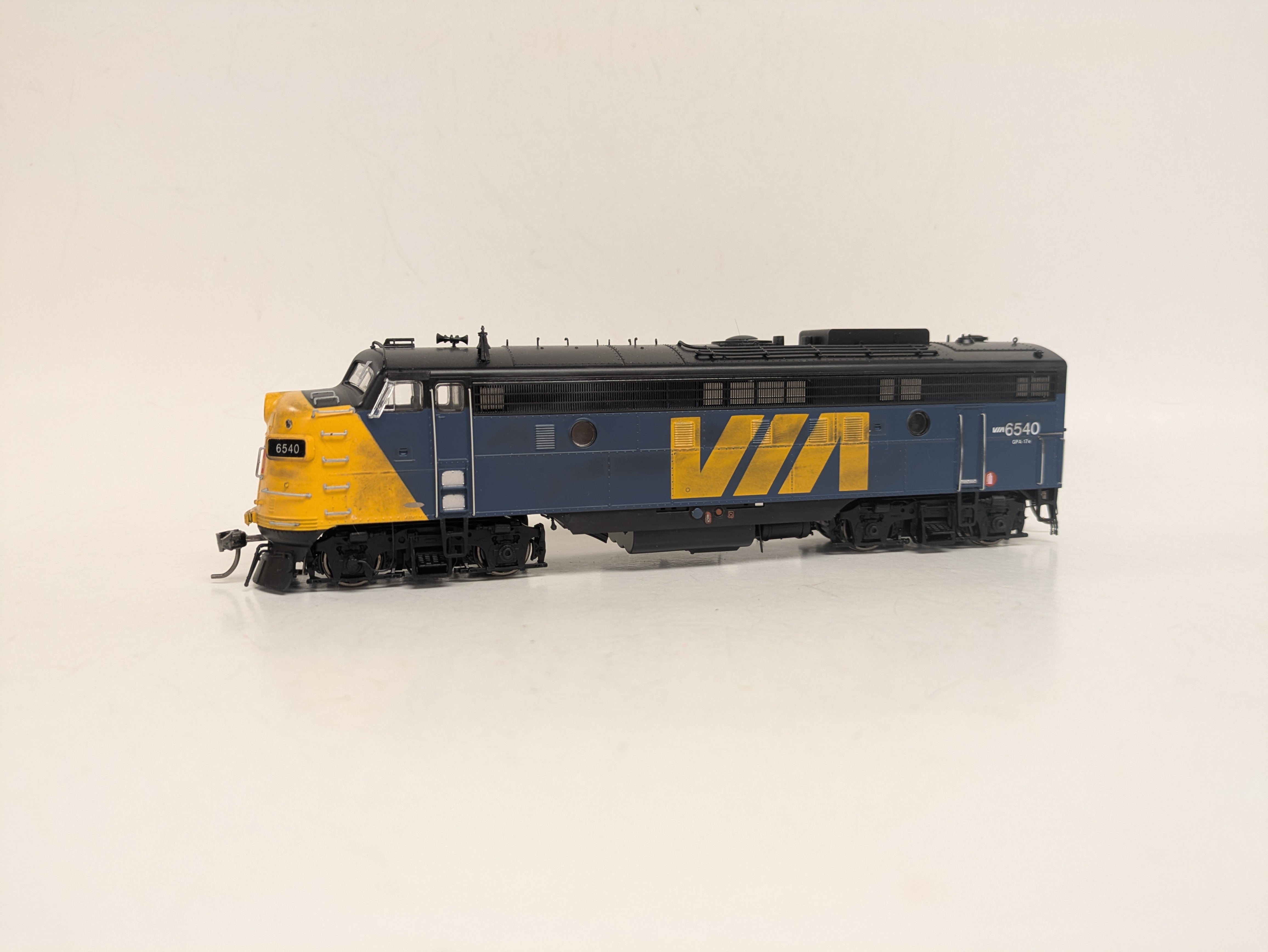 **PREVIOUSLY OWNED, WEATHERED (see photos)** HO GMDD FP9A (DCC/Sound): VIA Rail Canada #6540 (Early)