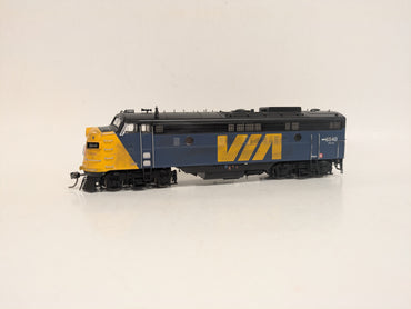 **PREVIOUSLY OWNED, WEATHERED (see photos)** HO GMDD FP9A (DCC/Sound): VIA Rail Canada #6540 (Early)