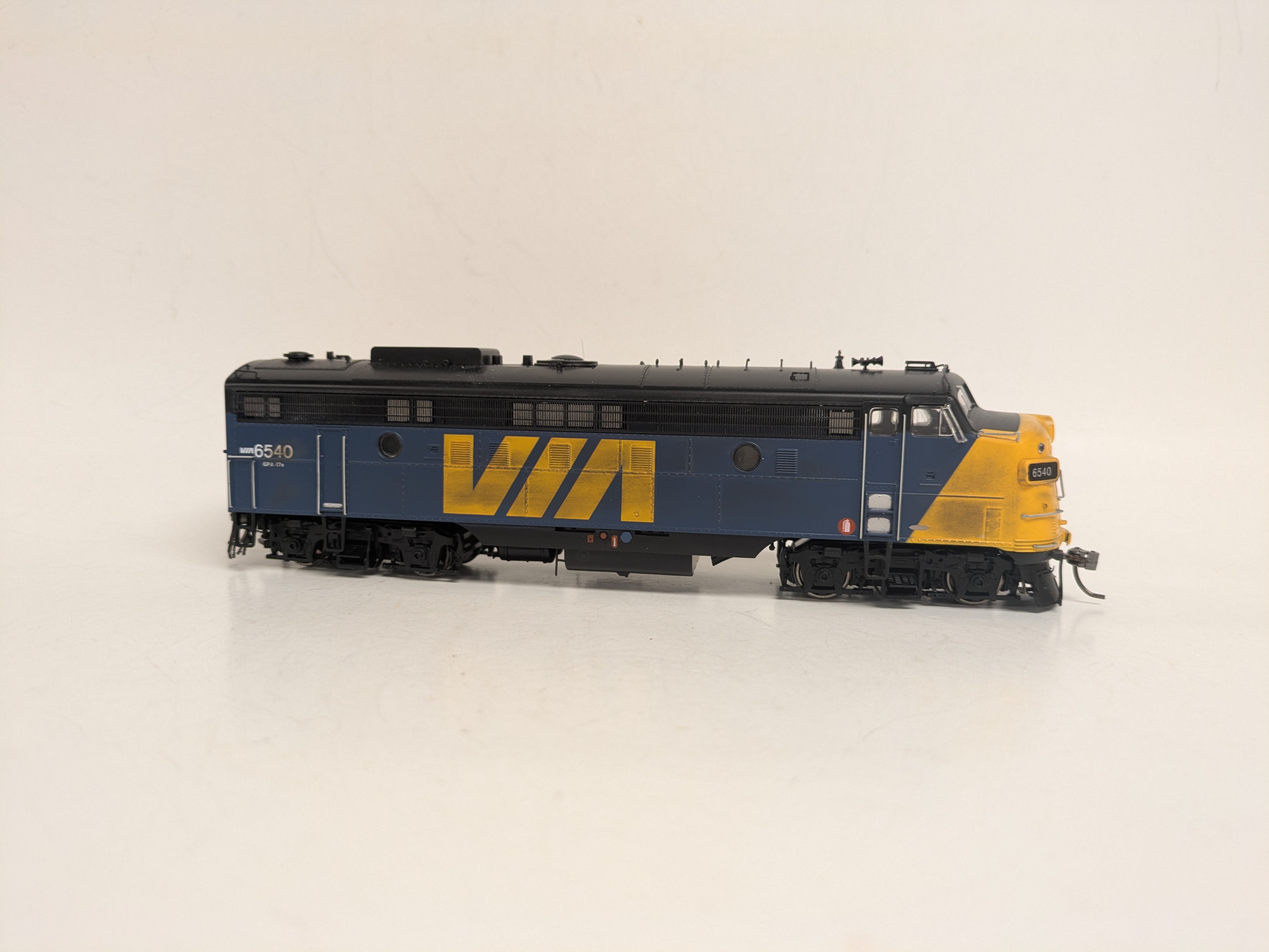 **PREVIOUSLY OWNED, WEATHERED (see photos)** HO GMDD FP9A (DCC/Sound): VIA Rail Canada #6540 (Early)