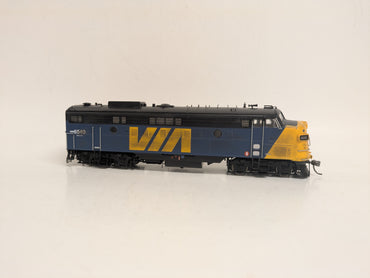 **PREVIOUSLY OWNED, WEATHERED (see photos)** HO GMDD FP9A (DCC/Sound): VIA Rail Canada #6540 (Early)