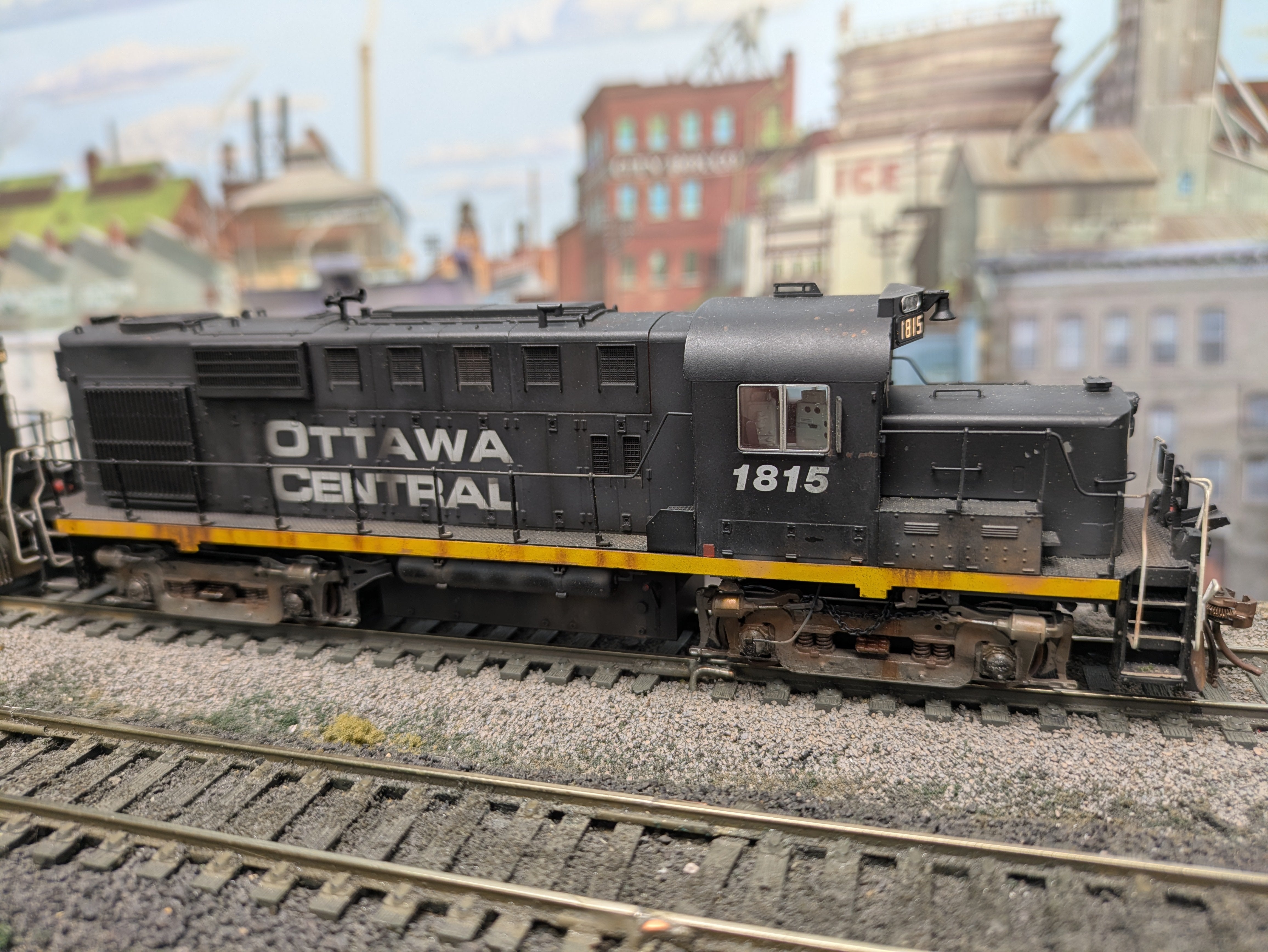 **PREVIOUSLY OWNED, WEATHERED (see photos)** HO MLW RS-18u: Ottawa Central #1815