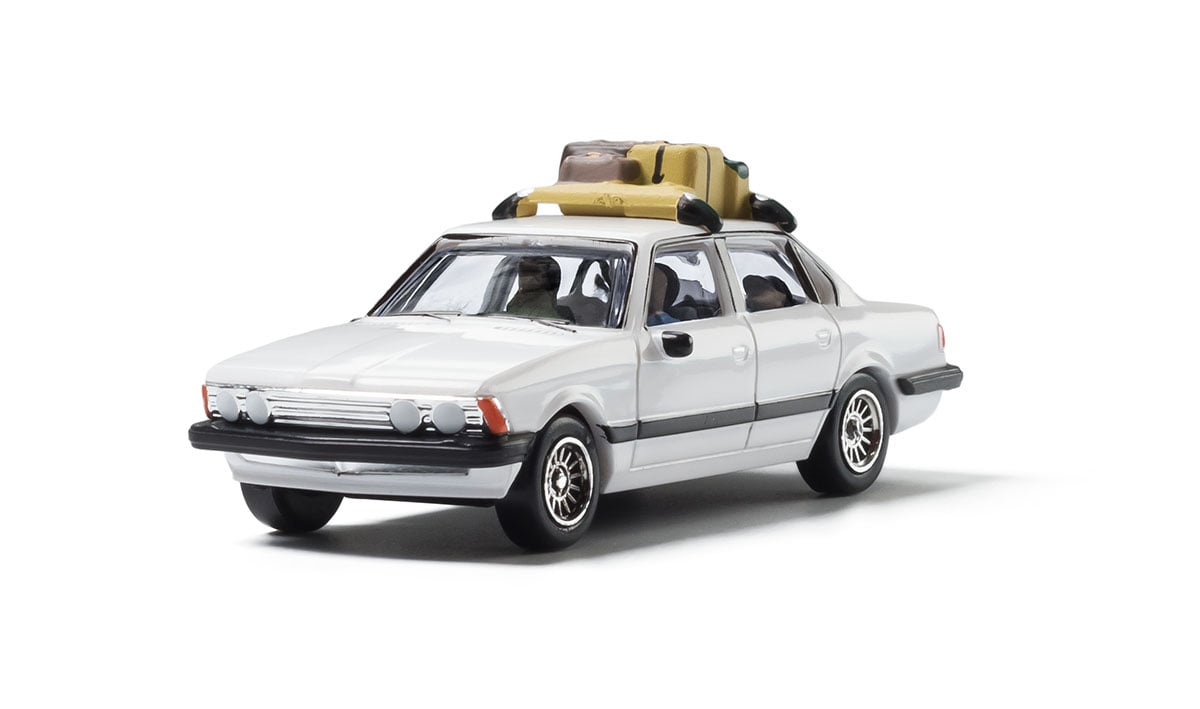 HO Family Vacation Sedan (White)