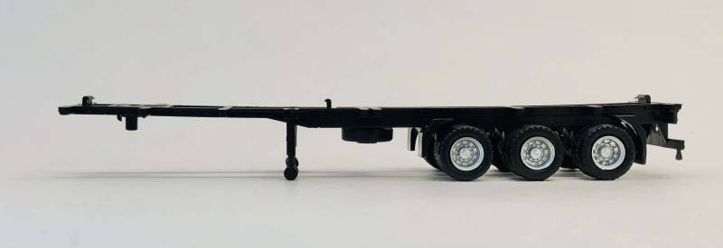 HO 3 Axle 40ft Cont. Chassis